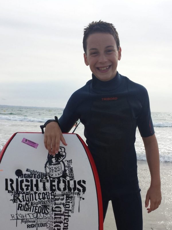 session de bodyboard dans les vagues de la plage de Pentrez avec le sourire