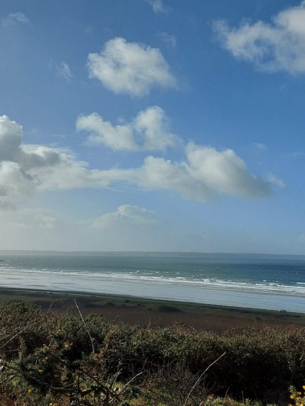 plage de pentrez avec vue sur la pointe de Tal ar Grip
